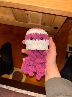 Háčkované medúzy různé barvy - 7