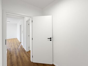 Moderní byt 3+kk s balkonem, parkovacím stáním a zahradou, l - 7
