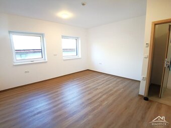 Novostavba domu s osmi byty a parkováním - 7