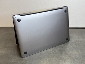 Macbook Pro 13" 2019 / I5 / 16GB / 256GB / Space gray
- 7