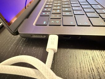 MacBook Pro 14” M3 Pro / 18 GB RAM / 512 GB SSD – ako nový + - 7