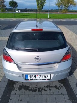 Opel Astra H 1.6 benzín - 7