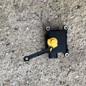 Servomotor centrální směšovací klapky klimatizace vw golf 4 - 7
