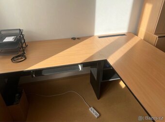 Rohový kancelářský stůl ve tvaru U - 7