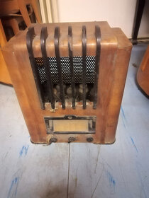 prodám starý holící strojek, žehličku, fén,kazet. přehrávač - 7