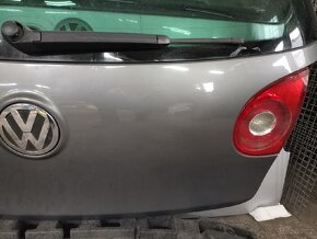 VW Golf 5 GTI víko zavazadlového prostoru barva šedá - 7