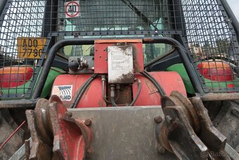 Traktor John Deere s lesnickou nástavbou - 7