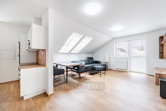 Pronájem bytu 3+kk (88 m²) s parkovacím stáním a sklepem – T - 7
