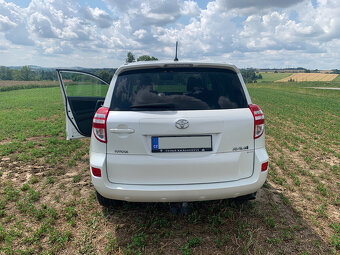 TOYOTA RAV4 2.2 D 4x2, 110 kw, manuál, netěsnost motoru - 7