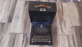 Prodám americký starožitní psací stroj Remington Portable . - 7
