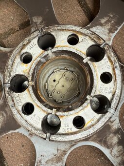 Sada kol originál Audi 8Jx17 s pneu Goodyear 235/65 R17 - 7