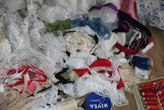 věci na šití,zbytky krajek ,pentlí a látek - 7