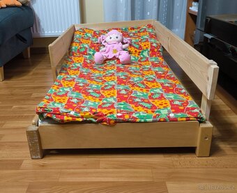 Moc pěkná malá nízká,dětská postýlka včetně matrace - 7