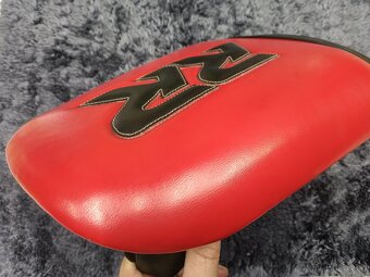 Prodám zadní sedlo CBR 900 RR SC33 - 7