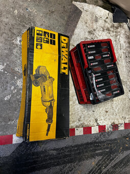 Úhlová bruska 180mm DeWALT DWE4557 - 7