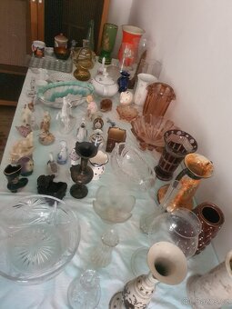 Kolekce porcelánových figurek, váz a skleněných mís - 7