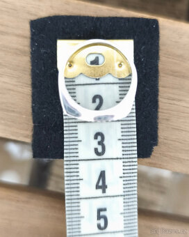 Stříbrný vlnitý prsten se zirkonem. - 7