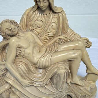 Stará socha Pieta dle Michelangela masivní 3 kg 2 900 Kč - 7