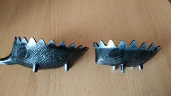 Retrosouprava kovových popelníků ve tvaru ježka - 7