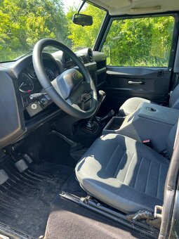Land Rover Defender 90 SE - 7