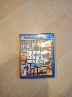 PS4 Fortnite Edition + 2 ovladače + 6 her - 7