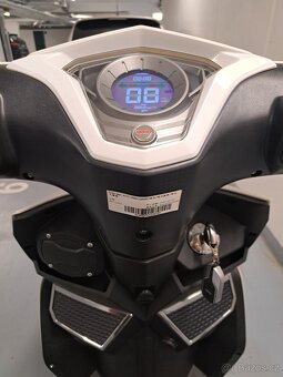 Elektroskútr Hecht Equis - najeto 138km, nové baterie - 7