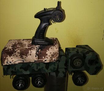 model vojenského vozidla - 7