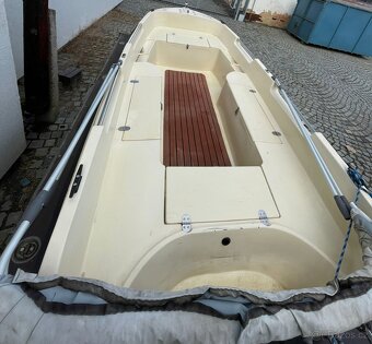Loď s motorem 5XS - 7