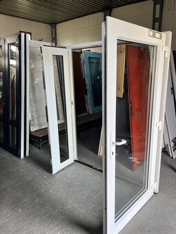 VCHODOVÉ PLASTOVÉ DVOUKŘÍDLÉ DVEŘE 157x204-PLZEŇ - 7