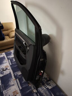 Prodám přední levý dveře Touran 2009 facelift - 7