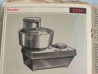 Kuchyňský robot ve skříňce - 7