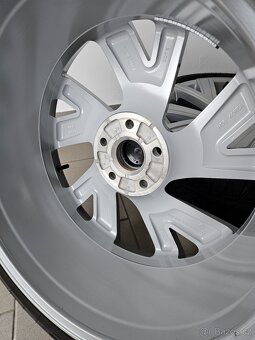 Orig. VW Golf VIII Zimní Pirelli 225/40/18 - Zánovní - 7