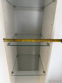 Vysoká koupelnová skříňka se skleněnými policemi – bílá - 7