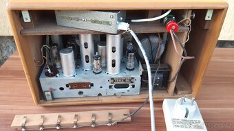 Elektronkové bateriové rádio TESLA 3101B - 7