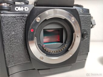 Olympus OM-D E-M10 s gripem, 2x baterie a nabíječka - 7