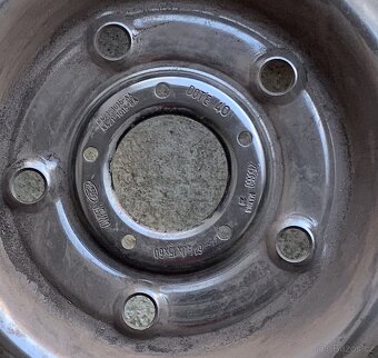 Prodám letní pneu s disky, originál Ford, rozměr 215/65 R15C - 7