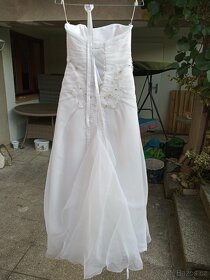 Dlouhé bílé svatební šaty s korálkovým zdobením - 7