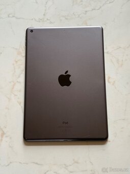 iPad 8 s originál klávesnicí a Apple Pencil 1 - 7
