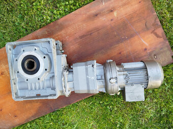 elektromotor s dvojitou převodovkou - 7