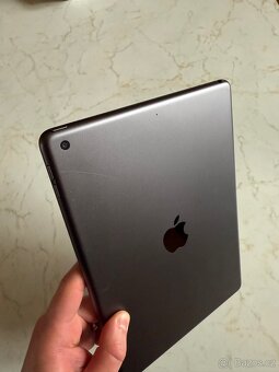 iPad 8 2020, 32gb s originál klávesnici a Apple Pencil 1 - 7