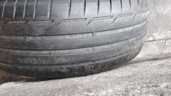 2ks letni Dunlop 235/55-17 vzorek okolo 4,5mm - 7