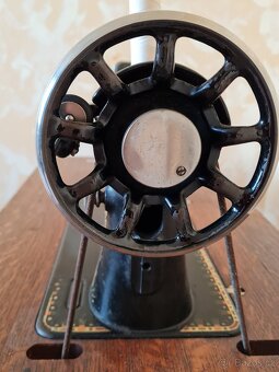 Historický šlapací šicí stroj Singer pro domácí užití - 7