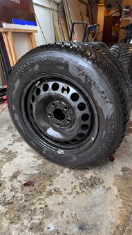 Zimní pneu R15 + plechové disky + poklice Mercedes - 7