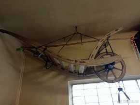 Rustikální selský nábytek, lovecké vybavení vesnické hospody - 7