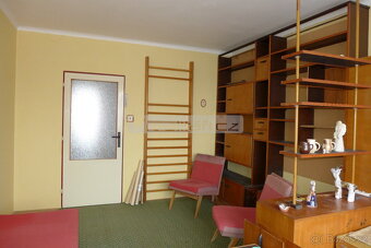 Prodej prostorného cihlového bytu 3+1 s balkonem a zahradou - 7