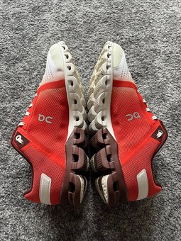 On Running, model Cloudflow, velikost 38,5 - 7