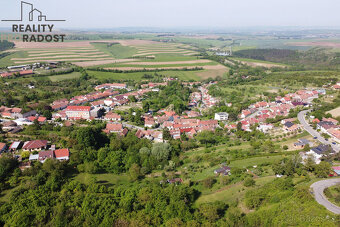 Stavební pozemek o velikosti 1443 m2 s hrubou stavbou RD a k - 7