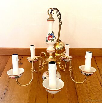 Starý romantický lustr z mosazi a porcelánu - 7