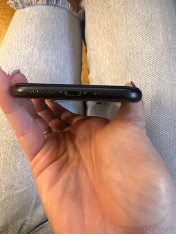 Apple iPhone Xr v černé barvě 128 GB - 7