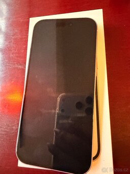 Růžový iPhone 15 - 7